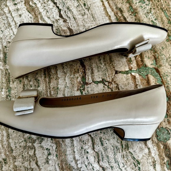 SALVATORE FERRAGAMO VARA 7AA NARROW IVORY LOW HEEL PUMPS HEELS RIBBOW BOW SHOES - Picture 6 of 11